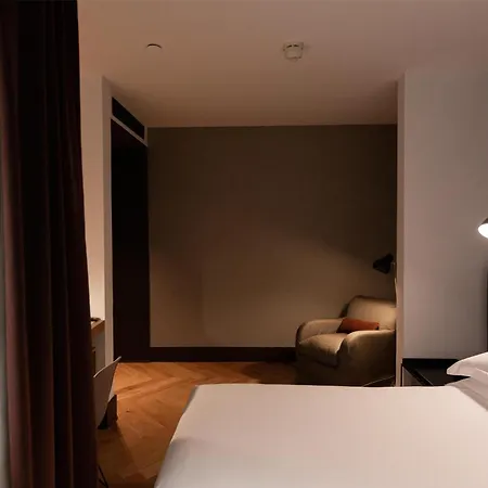 알렉산드라 호텔, 큐리오 컬렉션 바이 힐튼 호텔 4*