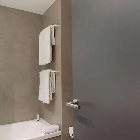 アレクサンドラ キュリオ コレクション バイ ヒルトン 4*