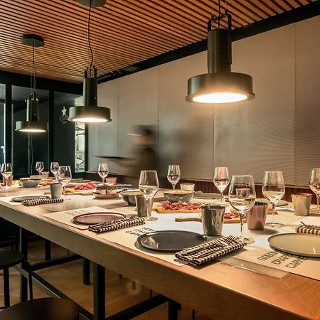 アレクサンドラ キュリオ コレクション バイ ヒルトン ホテル