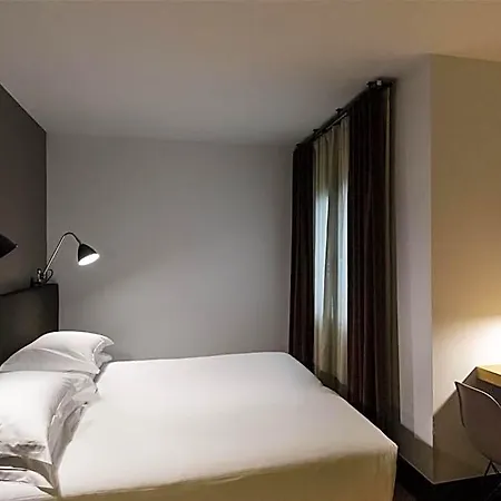 Alexandra Hotel, Curio Collection By Hilton 4*