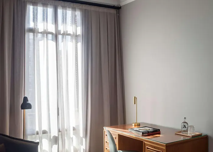 Alexandra Hotel, Curio Collection By Hilton Hotell